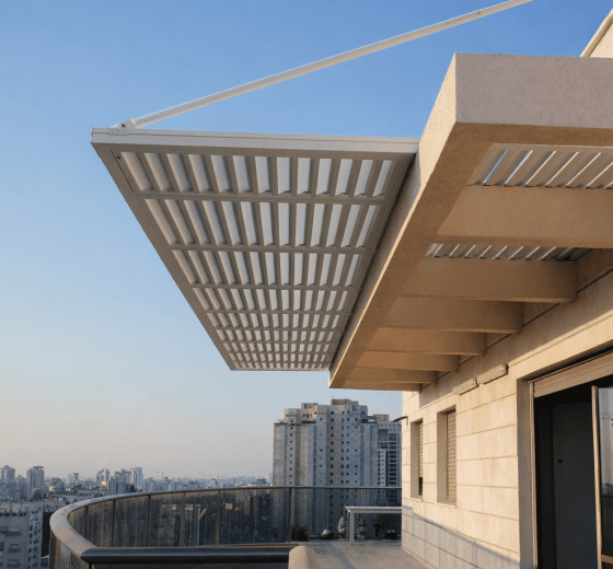 פרגולה דגם רפפה מבית טרלידור, הצללה מעל מרפסת