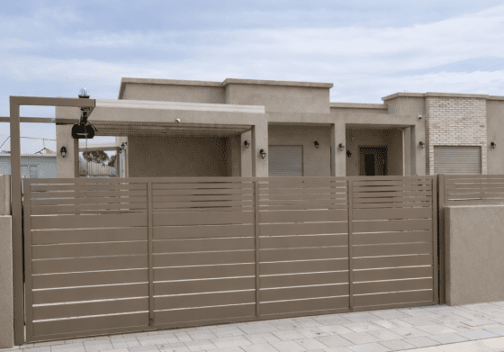 שער פרופילים מבית טרלידור, בהתאמה אישית לחזית