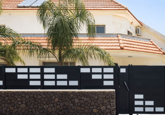 גדר בשילוב זכוכית מבית טרלידור, מבט חזיתי מלא על המוצר