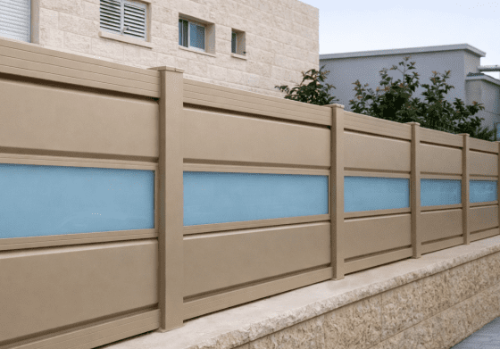 גדר בשילוב זכוכית מבית טרלידור, בכניסה לבית פרטי