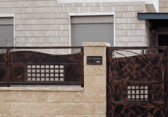גדר דגם אתני מבית טרלידור, בכניסת חניה מרוצפת