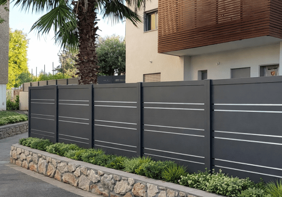 גדר דגם פרופילים מבית טרלידור, בכניסה לבית פרטי