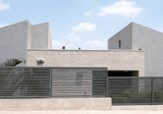 גדר דגם פרופילים מבית טרלידור, בכניסת חניה מרוצפת