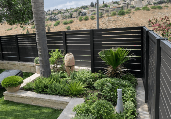 גדר דגם פרופילים מבית טרלידור, בשילוב שער תואם