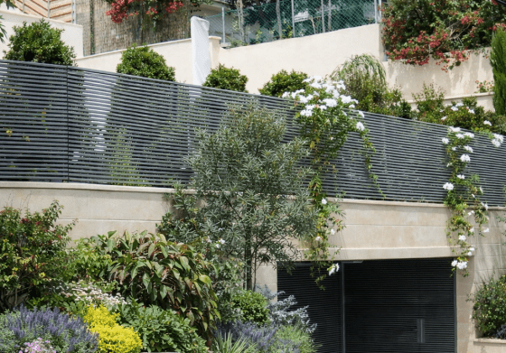 גדר הייטק צף מבית טרלידור, קטע גדר ארוך לאורך החזית