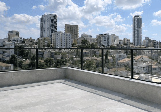 מעקה אודי קבלני מבית טרלידור, מבט חזיתי על המעקה