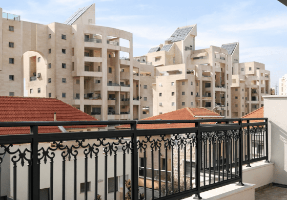 מעקה דגם אלפלקס מבית טרלידור, תקריב על חיבור המעקה