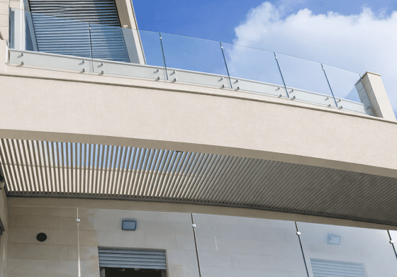 מעקה דגם מנטים מבית טרלידור, מעקה בשילוב זכוכית
