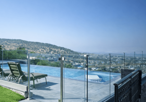 מעקה חוץ זכוכית דגם מסילה מבית טרלידור, תקריב על חיבור המעקה