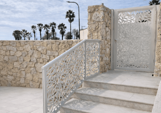 מעקה חיתוך לייזר מבית טרלידור, תקריב על חיבור המעקה