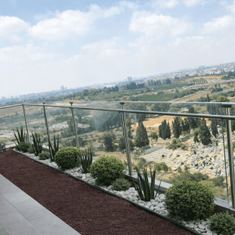 הגבהת מעקה מזכוכית