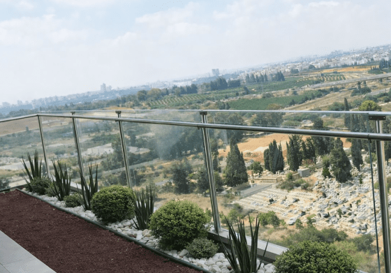 מעקות הגבהה מבית טרלידור, מעקה מותקן לאורך מרפסת