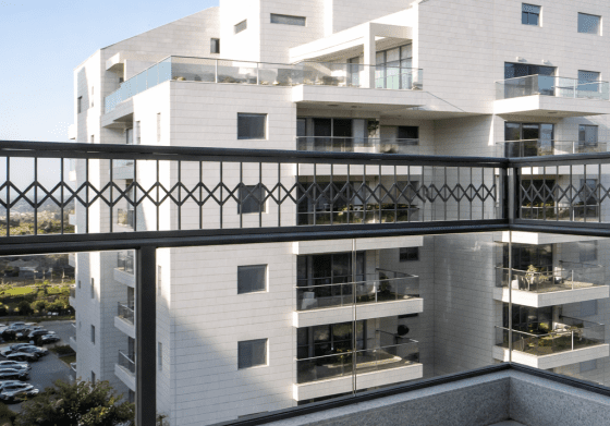 מעקות הגבהה מבית טרלידור, מעקה בחזית הבית