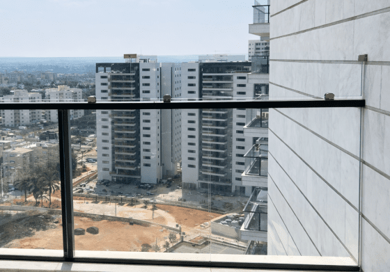 מעקות הגבהה מבית טרלידור, תקריב על חיבור המעקה