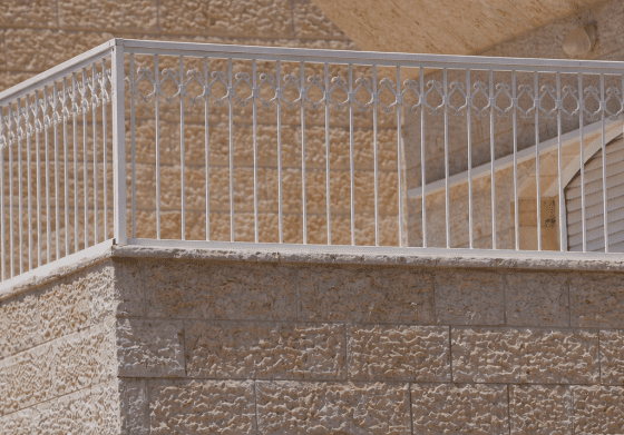 מעקות הגבהה מבית טרלידור, מבט חזיתי על המעקה