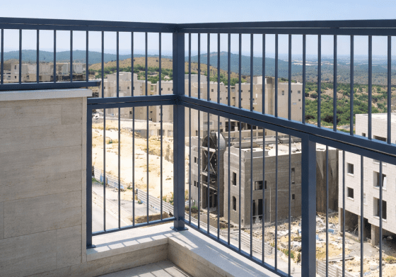 מעקות הגבהה מבית טרלידור, מבט מזווית על המעקה