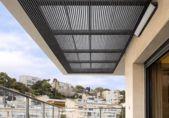 פרגולה דגם הייטק מבית טרלידור, תקריב על חיבור הפרופילים