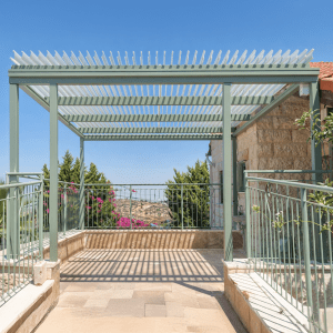 פרגולה חשמלית מבית טרלידור, מבט מלמטה על תקרת הפרגולה