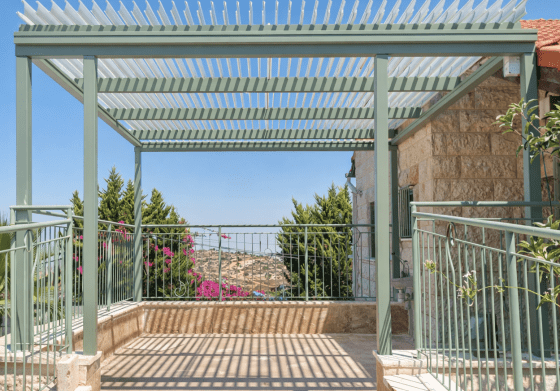 פרגולה חשמלית מבית טרלידור, מבט מלמטה על תקרת הפרגולה