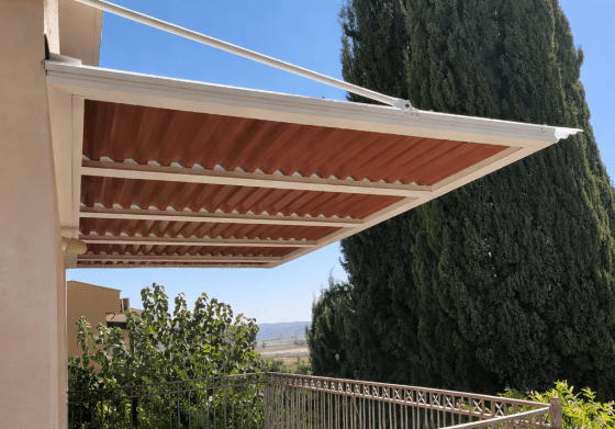 רפפות דמוי עץ מבית טרלידור, בכניסה לבית פרטי
