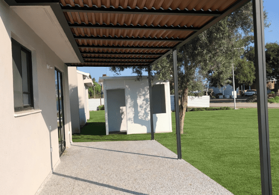 רפפות דמוי עץ מבית טרלידור, מבט מזווית הצד