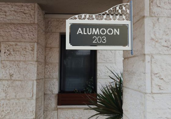 שלט אלומון מבית טרלידור, תקריב על פרטי העיצוב