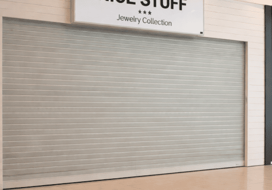שער גלילה אלטרון מבית טרלידור, על רקע חזית בהירה