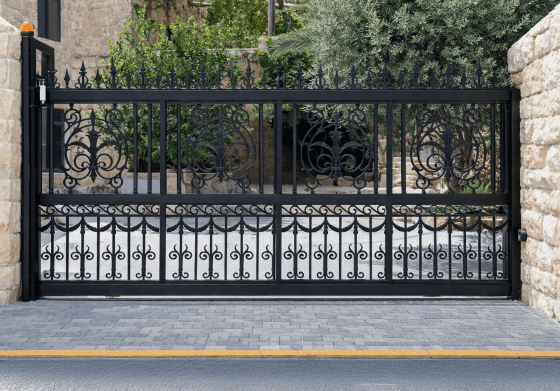 שער דגם אתני מבית טרלידור, דוגמת עלים עדינה בחיתוך לייזר