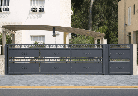 שער דגם אתני מבית טרלידור, מבט מלא על שער וגדר תואמים בחזית הבית