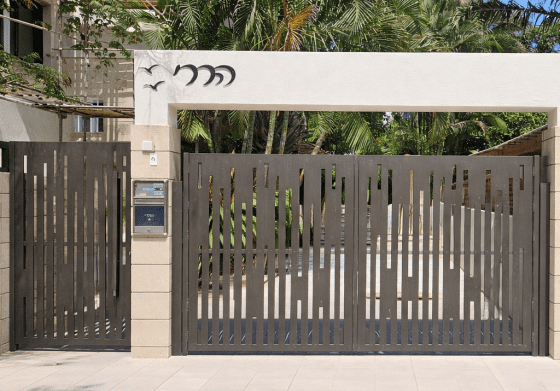 שער דגם חיתוכי לייזר מבית טרלידור, בכניסה ראשית לבית