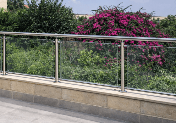 מעקה ליאור בין מסילות מבית טרלידור, פרטי חיבור וגימור