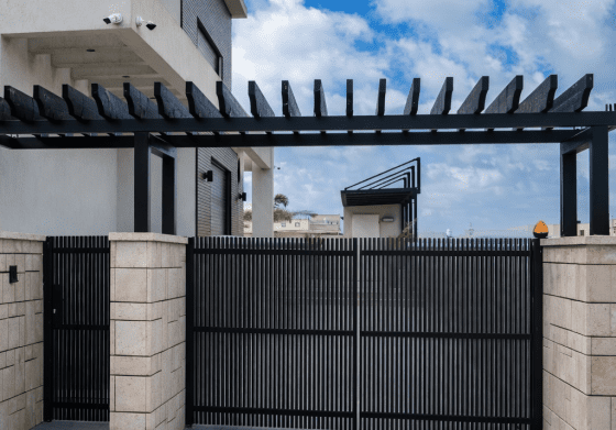 פתרון אלומיניום מותקן של טרלידור בבית פרטי מבית טרלידור, קטע מוארך לאורך החזית
