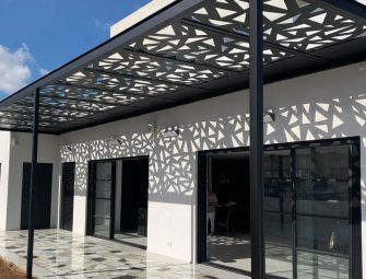 פרגולות אלומיניום מעוצבות: כשהצללה הופכת להצהרת עיצוב